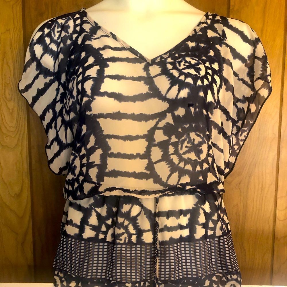 Urban Behavior womens large sheer blouse. Size Large. Blue and white